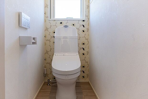 【モデルルーム・モデルハウス写真】【モデルハウス】欧風のオシャレなアクセントクロスがあしらわれたトイレです。2階にもトイレを設ける事で混雑の解消や効率よく家での時間を過ごしていただけます。