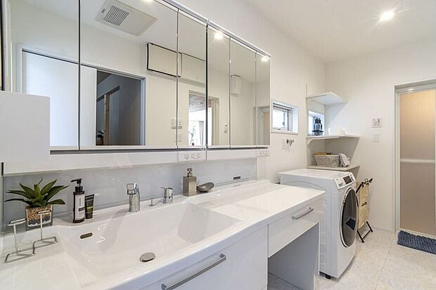 【モデルルーム・モデルハウス写真】【本社常設モデルハウス】洗面化粧台もタカラスタンダードさんを採用しております。モデルハウスでは横並びで朝の身支度ができるワイド洗面です。