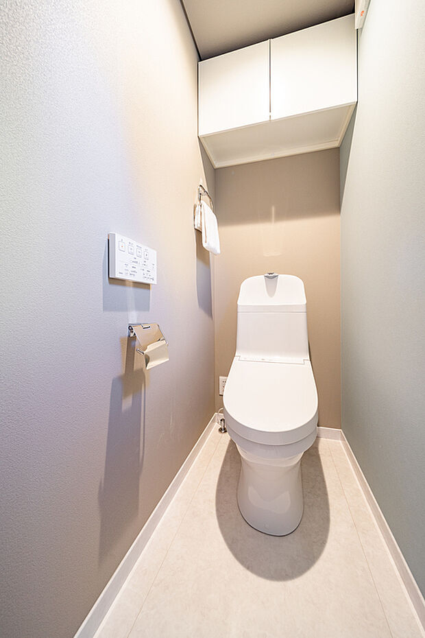 【トイレ】■TOTO　ウォシュレット一体型を採用。凹凸が少なく、ノズル周りもすっきり。ラクにお掃除できるのが魅力です。節水だからエコ。上部収納付きで小物収納に便利です。