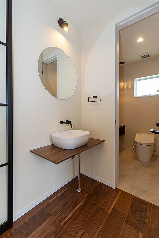 【B号地のトイレと手洗いコーナーの現地施工例】B号地現地内観写真（2024年2月撮影）
お客様のご要望に合わせたデザインで設備なども自由にカスタマイズ可能です。B号地では玄関ホールに手洗いコーナーを設けています。