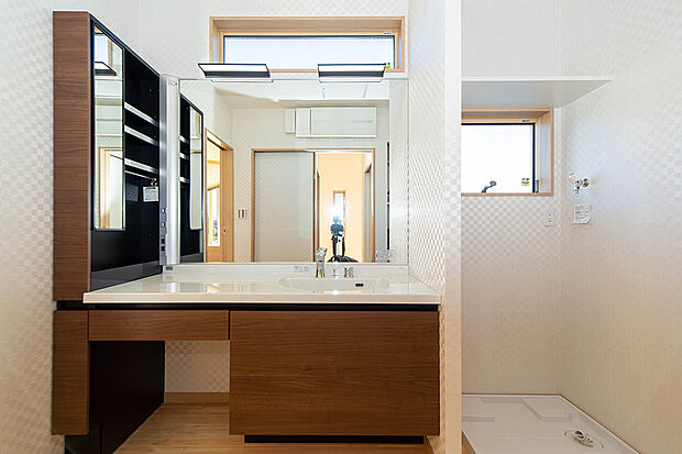 【C号地の洗面化粧台 現地施工例】C号地現地内観写真（2022年1月撮影）
座ってお化粧をする事ができるメイクコーナーとしても使い勝手がいいリゾートホテルにあるようなおしゃれな洗面化粧台も設置可能です。お客様のご要望をお聞きし、お客様が思い描いている設備をご提案させて頂きます。