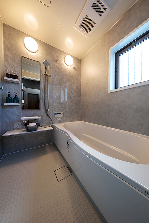 【広々とした浴室】親子でゆったりと入浴できる広さの浴室。浴室乾燥機も設置し、雨の日の洗濯物干しにも便利