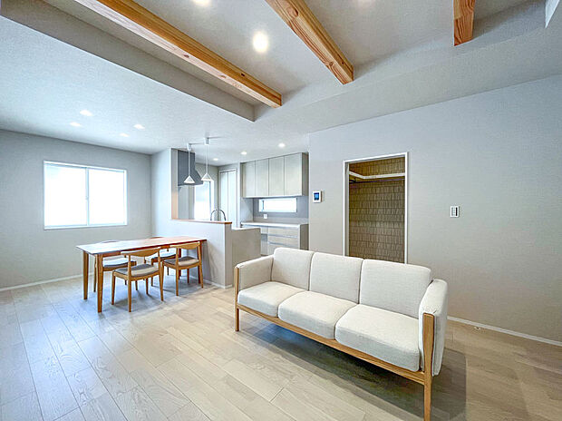 【内観】LDKは家具付き