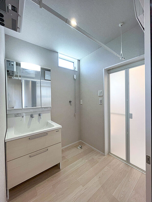 【1階洗面室】Takara standardの洗面室を採用。水栓が壁付なので蛇口に水が溜まりにくく衛生的♪ミラーの裏はたっぷり収納です。