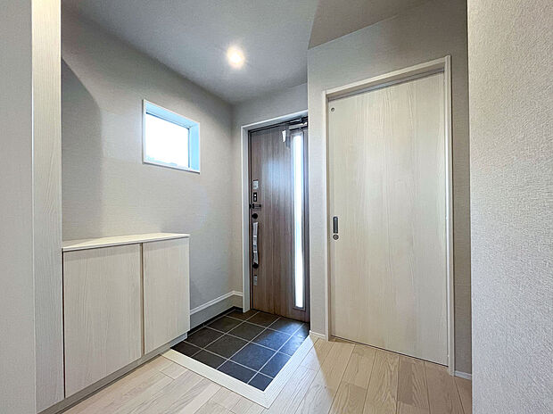 【玄関】高さのある収納を備えたシューズボックス付きの玄関