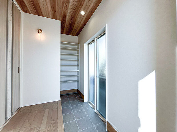 【玄関&玄関クローク】L字型が使いやすい玄関とたっぷり収納の玄関クローク