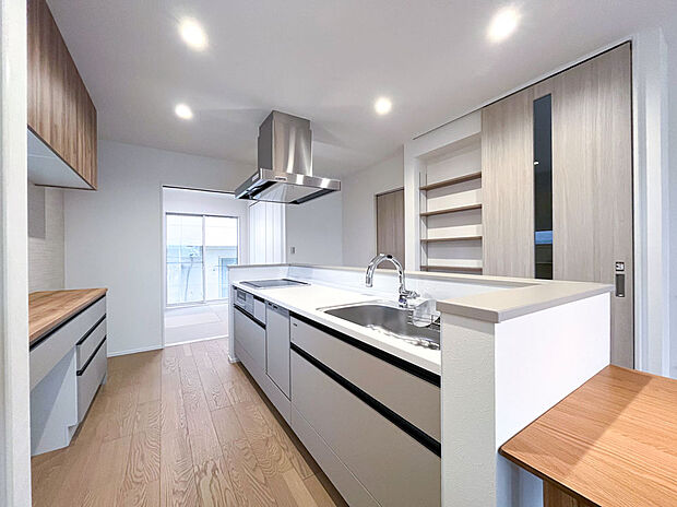 【キッチン&カップボード】IH+タッチレス水栓+深型食洗機が嬉しいキッチン。背面のカップボードには便利なゴミ箱スペース付き