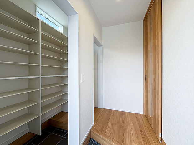 【通り抜けできる玄関クローク】玄関クロークからホールに通り抜けができるため靴を下駄箱にしまう習慣が付きやすくなります。