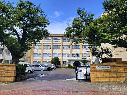 諏訪中学校 現地から1060m～1140m。(徒歩14分～15分。)