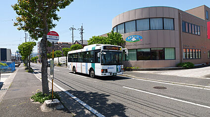 西鉄バス「南方二丁目」バス停 現地から190m～300m。(徒歩3分～4分。)