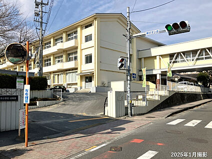 山の手小学校 現地から830m。(徒歩11分。)