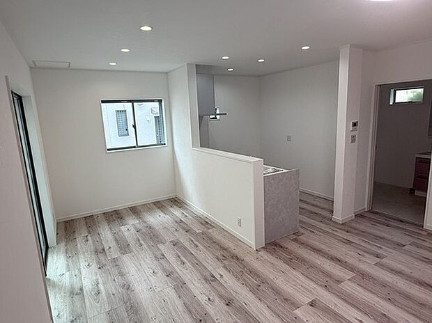 【LDK】2025年5月現在リビングルーム
広々としたリビング、そしてまとまった家具配置を実現。隣接には、和室を併設することで、全体を見渡せ、家族が「まとまる」空間が実現できます。