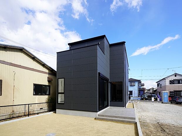 正面裏側の外観