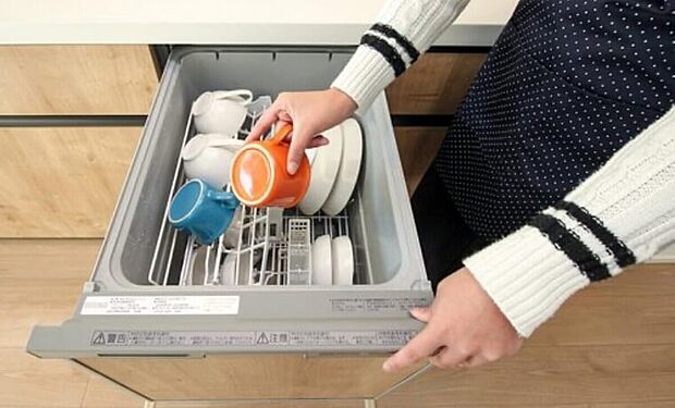 【食器洗乾燥機】約5人分の食器を一度に洗う事ができる食器洗乾燥機。深夜電力を使い節約もできます
