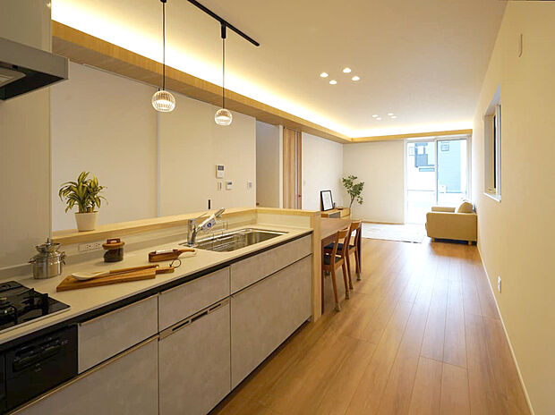 【キッチン】キッチン～ダイニング～リビングが一直線で、視線が抜けて開放感が抜群