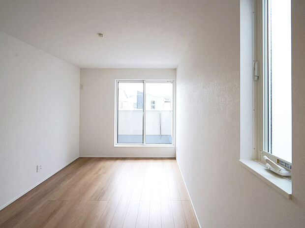 【主寝室】主寝室7.37帖＋WICで、収納量も十分。
2面採光で明るく、バルコニーは主寝室から出入りでき、プライベート感のある設計。