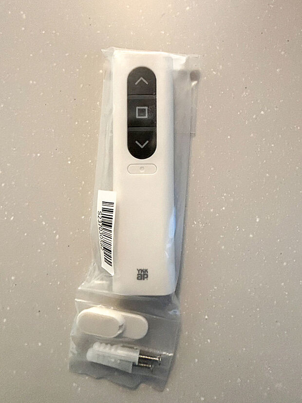 【電動シャッターリモコン】リビングのシャター雨戸は、電動シャッターだから、開閉はとても静か。
窓ガラスを閉めたまま、ボタン一つで開閉できるのでラクラクです。
シャッターは豪雨や防犯対策のためにあると安心ですね。