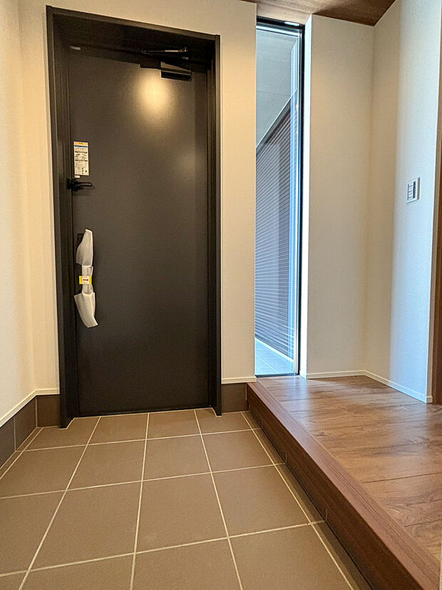 【玄関】灯り取りの窓があるので、明るい玄関です。
