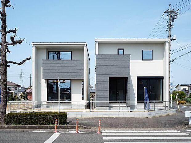 【外観】D棟(左)
南道路、朝宮公園目の前の自然豊かな立地です。