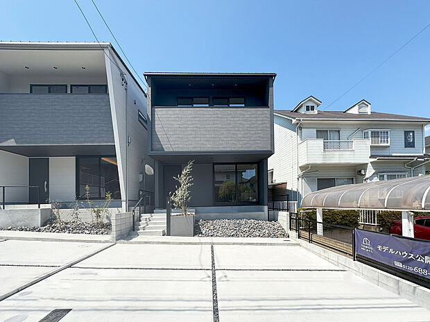 【B棟外観】気品あるグレーファサードと大開口の窓が魅力。心地よさと美しさを兼ね備えた住まいです。