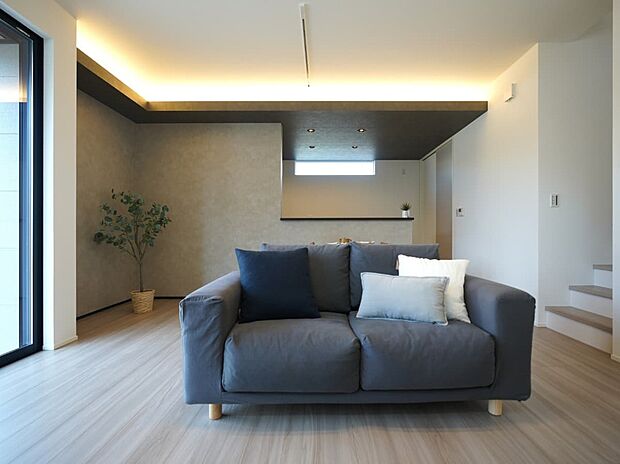 【リビングダイニング】約20帖の明るいリビング＋見通しの良い空間設計。大きな窓から光が入り開放感のあるLDKです。
開放感のある大きな窓は電動シャッターつきで防犯性が高く、開閉もラク♪