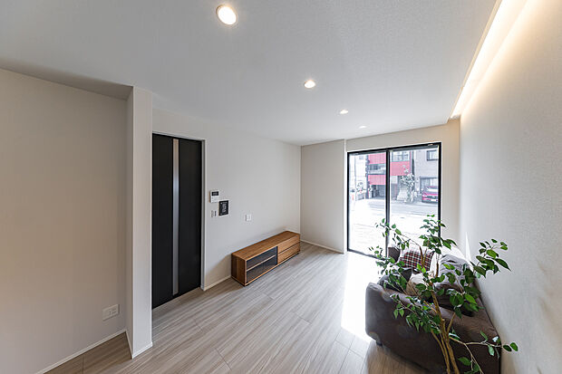 【リビング】内と外が繋がる心地よい開放感のある約20帖のLDK空間。
電動シャッターでラクラク開閉