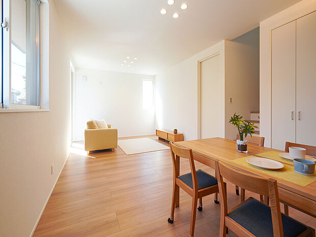 【リビングダイニング】約19帖の明るいリビング+見通しの良い空間設計。大きな窓から光が入り開放感のあるLDKです。
開放感のある大きな窓は電動シャッターつきで防犯性が高く、開閉もラク♪