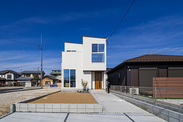 【現地Ｄ区画　モデルハウス外観】南向きで日当たり抜群の広い庭は、BBQもペットとの時間も自由に楽しめるアレンジ自在の空間。駐車スペースも完備で、週末がもっとワクワクする暮らしがここから始まります。