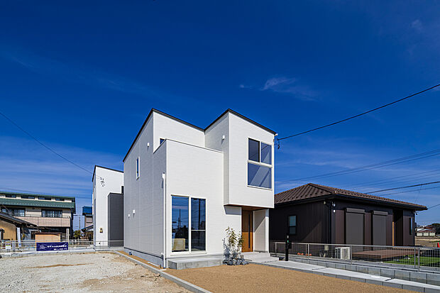 【現地Ｄ区画　モデルハウス外観】天井の高い空間は、開放感があり居心地が良く、創造的な思考が広がりやすいと言われています。家族時間を大切にしたい。伸び伸びした子育てがしたい。こんな思いを天井高がそっと後押しします。