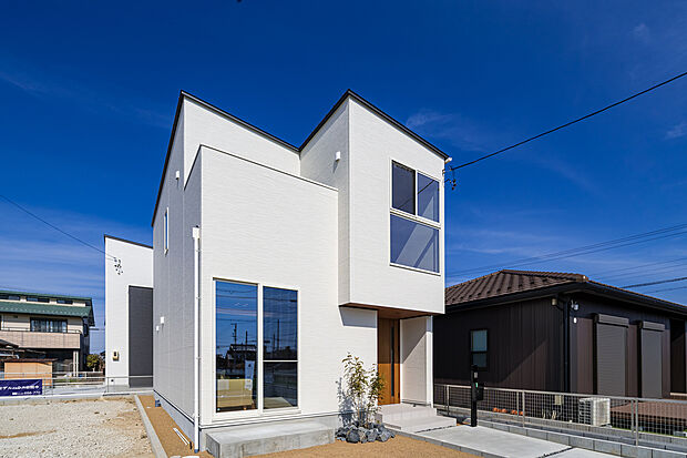 【稲沢市大塚北II モデルハウス外観】モデルハウスで体感してください。
(1)天井高2.7mの「抜け感」
(2)広いリビングと広い庭の開放感
(3)使いやすい動線設計やさりげないこだわりの設計力
(4)家事ラク動線と大収納、高天井の開放感