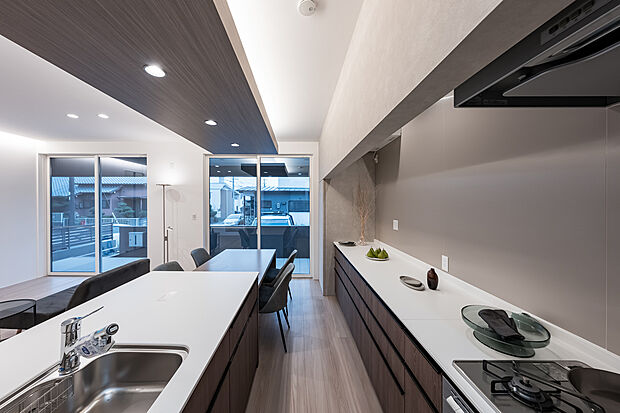 【尾張旭市平子町 モデルハウス】II型キッチンで作業しやすいのが嬉しいポイント。
収納スペースも確保されているのでスッキリした状態を保てます。
ダイニングがキッチン横なので、準備もしやすいです。