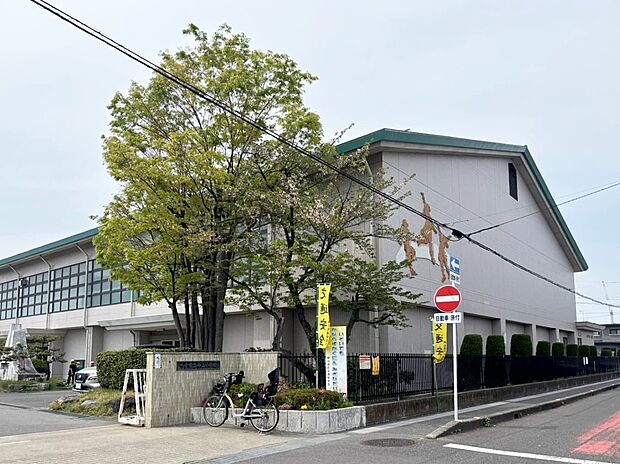 一宮市立神山小学校(約1,400m)