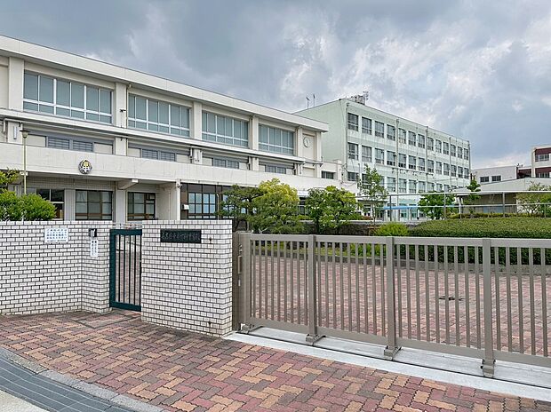 名古屋市立一柳中学校(約824m)