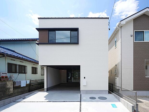 【ガレージハウス施工事例】車のメンテナンスや自転車置き場など用途が様々に活用できます。