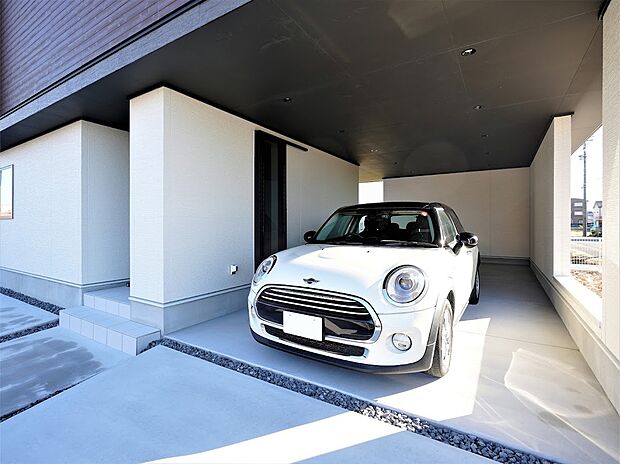 【ガレージハウス施工事例】車の駐車だけではなく、テーブルとチェアを出してゆっくりできる特別な空間です。