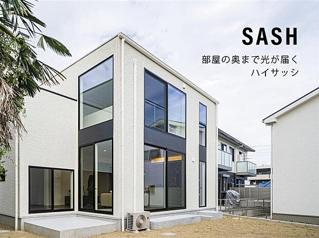 【ハイサッシ】一般的な木造住宅の標準的な天井高は2.2～2.4mですが、TOSCOでは天井高2.7mが標準仕様です。天井高に合わせて2.2mのハイサッシを採用する事で部屋の奥まで光が届きます。TOSCOの特徴である「採光性」・「開放感」・「通気性」にこだわった間取り設計を是非現地にてご体感ください！