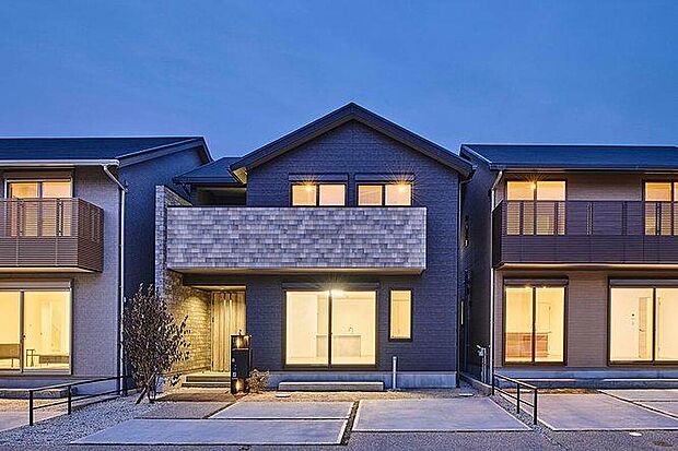 【外観/No3】
ダークカラーにレンガ調の壁材を合わせた、スタイリッシュな外観。災害に強く、気密性・断熱性に優れた「耐震等級3×断熱等性能等級5」を取得した、永く安心して暮らせる長期優良住宅です。