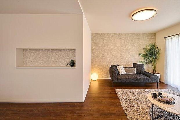 【リビング/既分譲】
床暖房を搭載しており、足元から暖かく快適にお過ごしいただけます。リビング・ダイニングを区分けしやすい間取り設計。お好きなインテリアを置いて空間づくりを楽しめます。