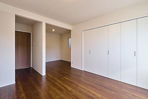 【主寝室(約7.9帖)＋DEN(約4.1帖)/既分譲】
DENはご夫婦の趣味、シアタールーム、書斎としても活用可能！在宅ワークスペースとても便利です。