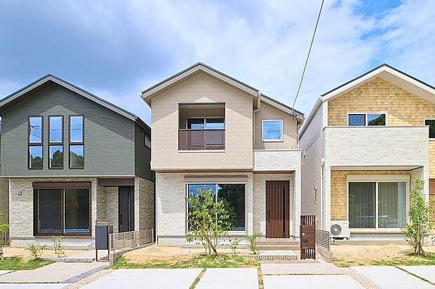 【現地外観写真(No.3号地)】
ご家族が多い方におすすめの4LDK。家族構成やライフスタイルに合わせて、多彩に活用することが可能です。小学校や公園が徒歩10分圏内、子育てしやすい住環境◎