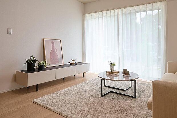 【LDK】
爽やかな自然光差し込むリビングスペースです。明るい雰囲気の中、季節の光と風を感じながら過ごすことができる、心地よい空間です。