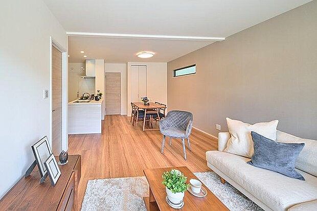 【G-STYLE 神領駅東III　LDK約19.1帖/No2】
ご家族が集うLDKは19帖超の広さ。明るく開放的な空間です。キッチンを中心に、グルっと回れる回遊動線を採用！家事・生活動線がスムーズ◎