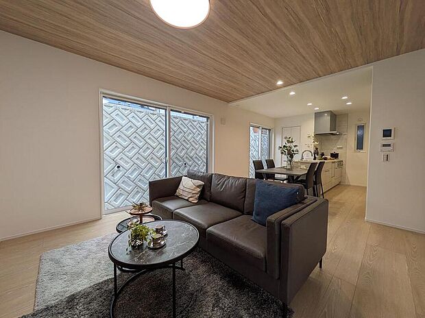 【G-style大府市北山I(No.2)/LDK】
約19.3帖の広々としたLDK。床暖房付きで、寒い季節も快適です。天井に木目のクロスを施し、柔らかな雰囲気に仕上げています。