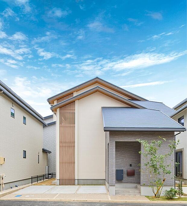 【外観/No6】
格子をあしらった和モダンな外観デザイン。車2台並列駐車可能です。陽当たりのいい南側に、LDKやバルコニーを配置しています。2階約11.3帖洋室は、2部屋に間仕切り可能な設計に。