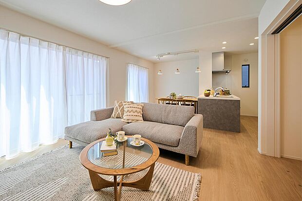 【1階約19.0帖LDK/No6】
約19.0帖LDKは、ソファーなどの家具を置いてもゆったりとお過ごしいただけます。南側に掃き出し窓を設けており、陽光がたっぷりと舞い込む明るい空間です。