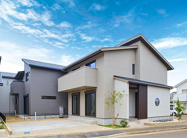 【外観/No4】
格子や丸窓を採用した、個性が光る和モダンスタイルの外観デザイン。独立性の高い、角地です。敷地南側を駐車スペースにすることで、採光を確保しています。