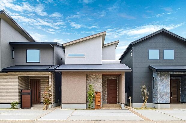 【外観/No2】
1階ファミリークローク、リビング収納、約2.0帖WICなど、随所に収納を設けたプランです。主寝室は10帖超と広々としたスペースで、子育て中のご家庭など、ご家族揃ってお休みいただくこと