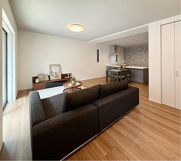 【1階約18.0帖LDK/No2】
約18.0帖のゆったりと過ごせるLDK！2面採光を確保しています。食事スペースと寛ぎのスペースを区分けして、家具を配置できるレイアウトです。