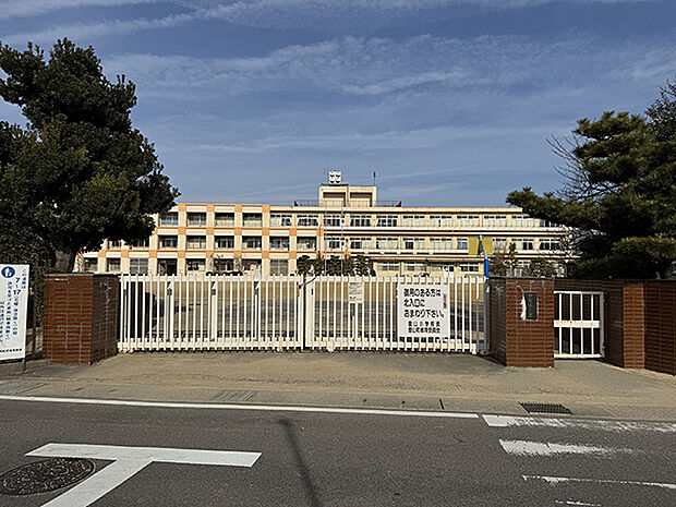 豊山小学校へ徒歩7分。低学年のお子様にも通いやすい立地です。学校HPでは授業の様子を写真付きで掲載されており、校内の様子をご覧いただけます。