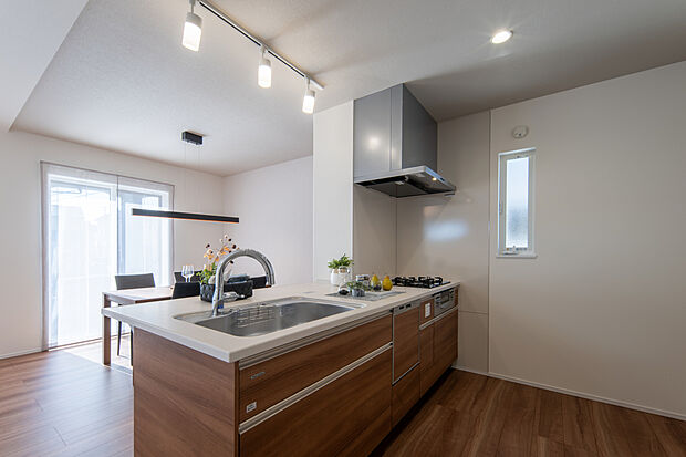 【キッチン施工例】
ご家族との会話が弾む対面式キッチン。対面カウンターはフラットなため、料理をサーブしやすく、後片付けもラクラクです。